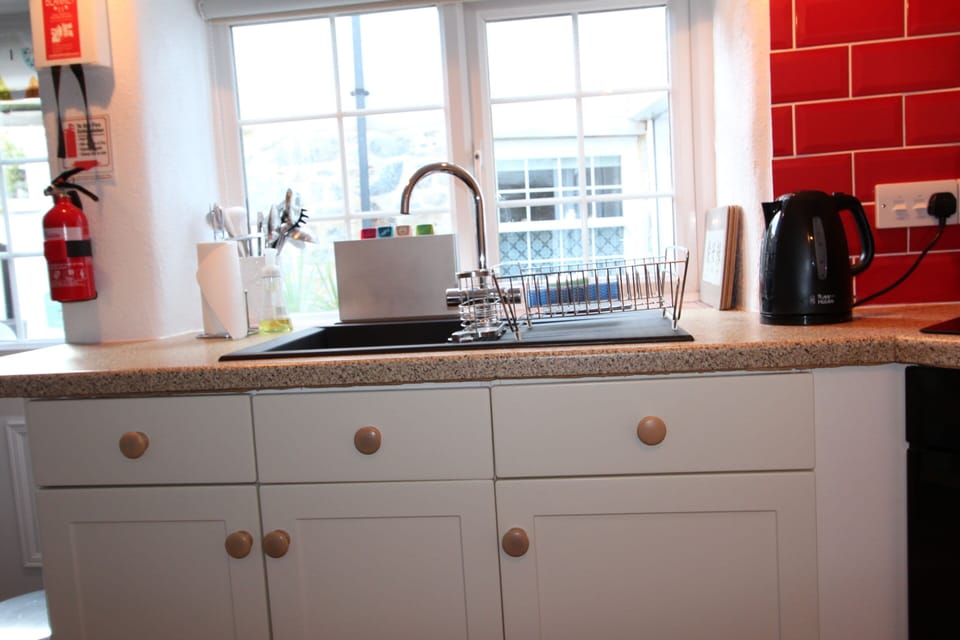 Comfort Cottage, 2 Bedrooms, Non Smoking, Courtyard Area | Shared kitchen
