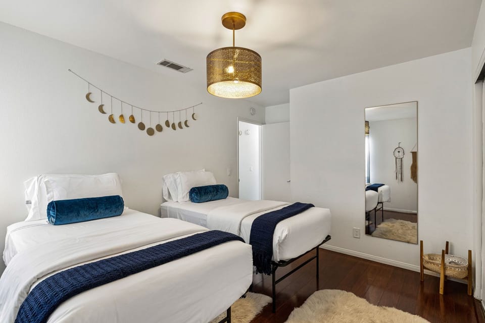Guest bedroom with 2 twin beds