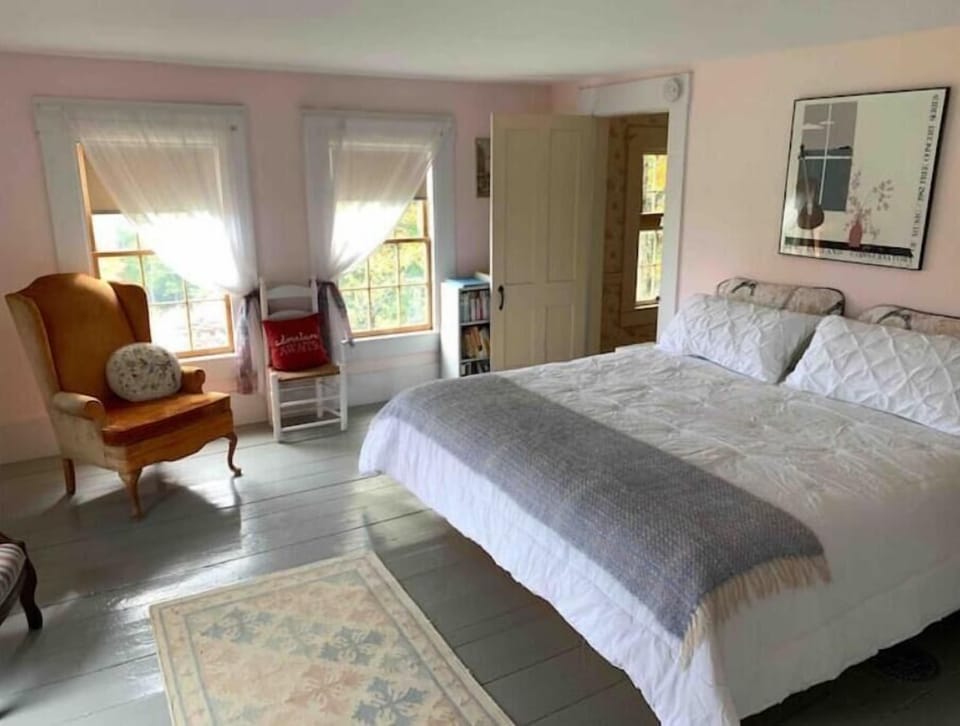 primary bedroom with king bed on 2nd fl