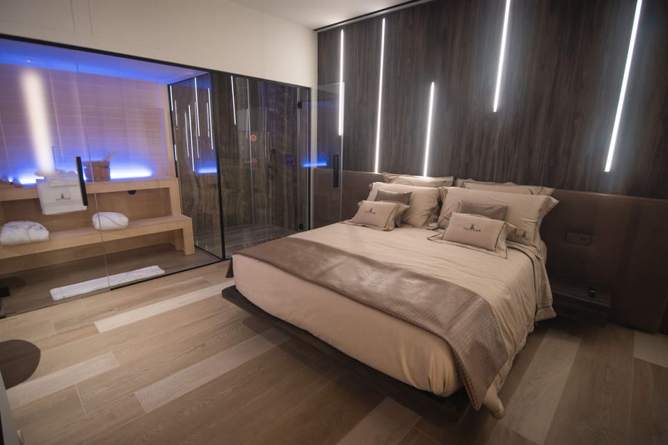 Domus Aurea - Premium Room | Minibar, in-room safe, individually furnished, desk