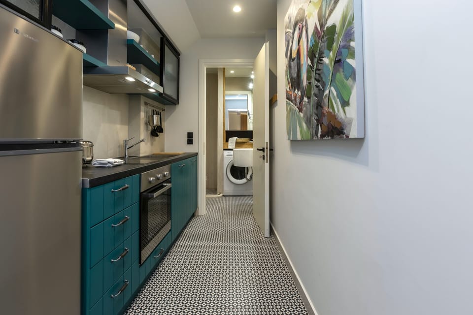 City Apartment | Private kitchen | Oven, cookware/dishes/utensils