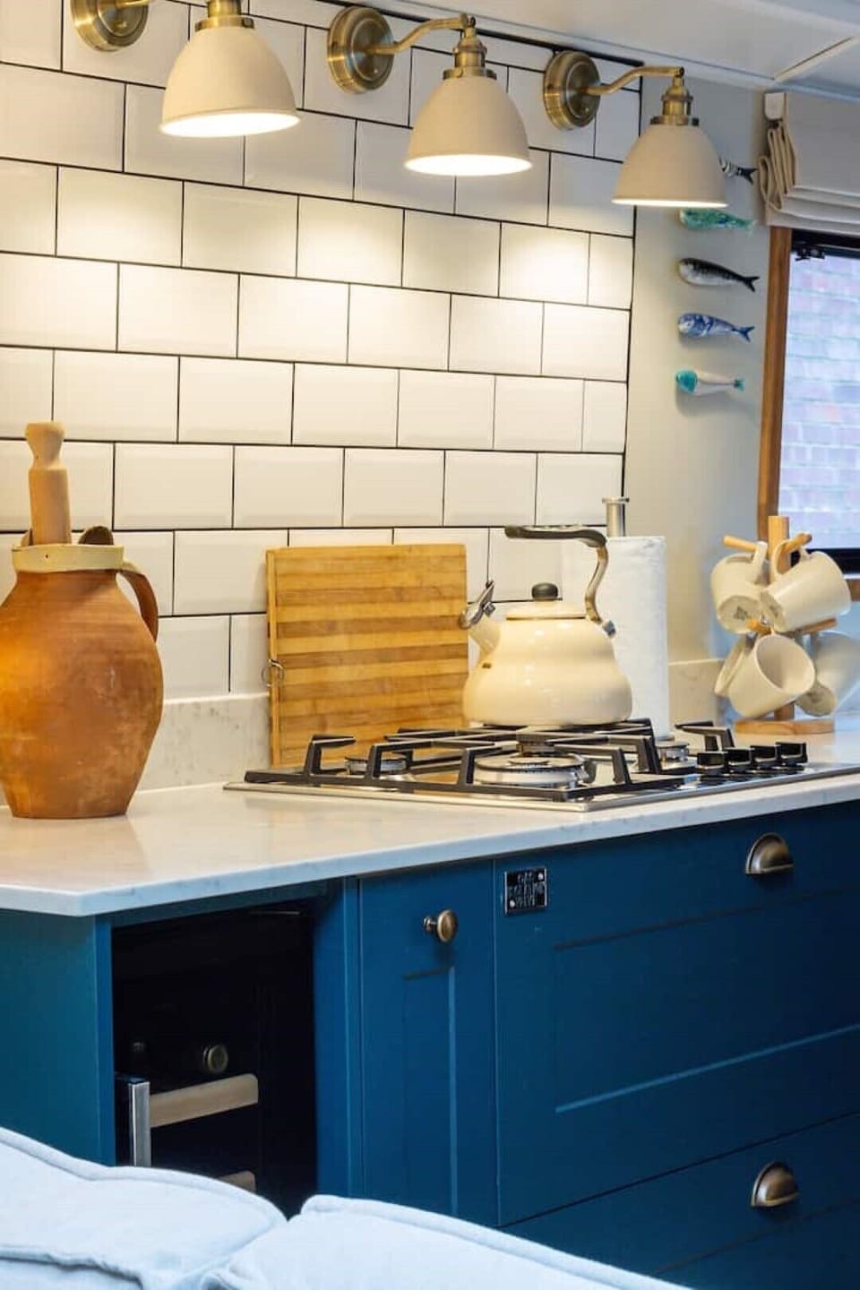 Four ring gas hob set within the marble kitchen work surface