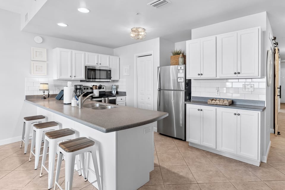 Full kitchen with bar (seating 4)