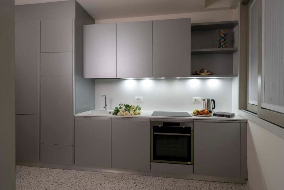 Exclusive Apartment, Canal View | Private kitchen | Mini-fridge, microwave, stovetop, cookware/dishes/utensils