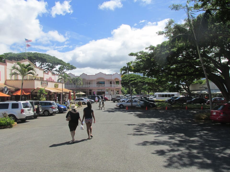 Hale'Iwa -THE CLASSIC NORTH SHORE VILLAGE Shopping Restaurants & Entertainment