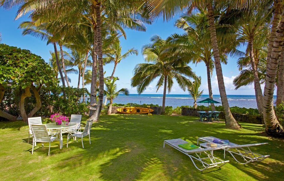 Hawaiian Casual Beachfront Yard
