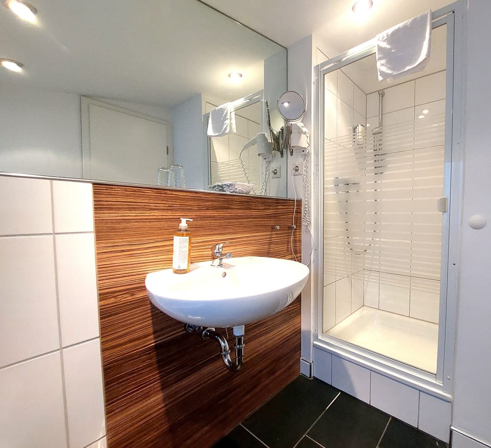 Basic Single Room, Non Smoking | Bathroom | Free toiletries, hair dryer