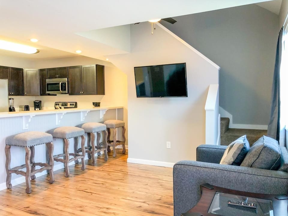 Townhome, 1 Queen Bed with Sofa bed (5218 Beach Dr B ) | Living area