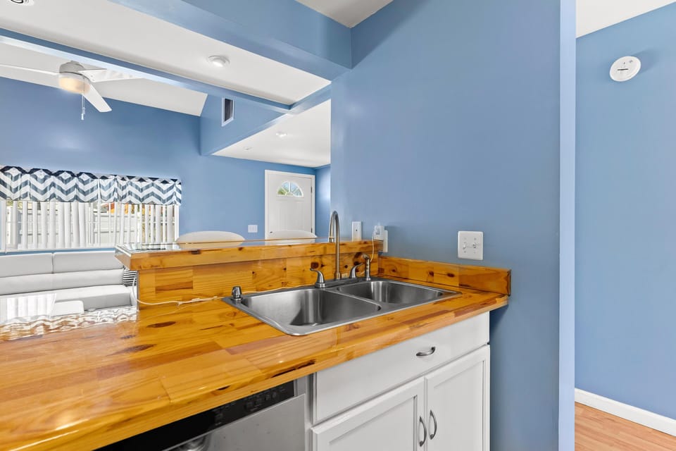 House, Multiple Beds (5218 Beach Dr C ) | Private kitchen | Oven