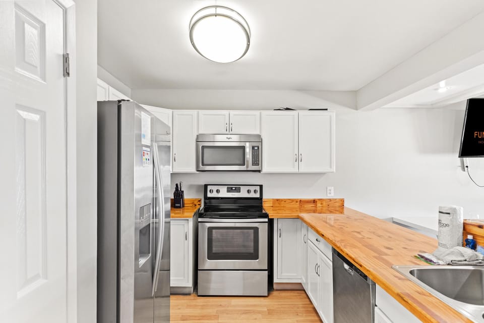 House, Multiple Beds (5218 Beach Dr C ) | Private kitchen | Oven