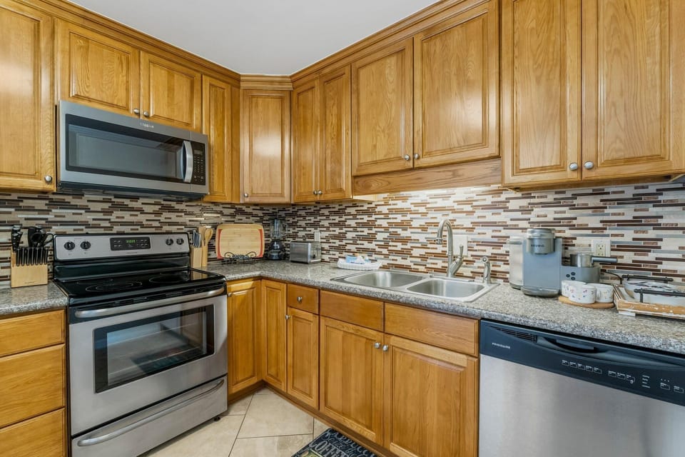 Townhome, Multiple Beds (Basking by the Beach) | Private kitchen