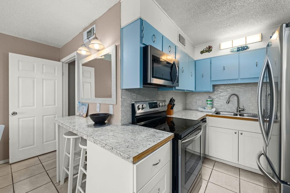 Condo, 1 King Bed with Sofa bed (The Summit 1023) | Private kitchen