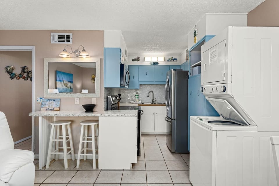 Condo, 1 King Bed with Sofa bed (The Summit 1023) | Private kitchen