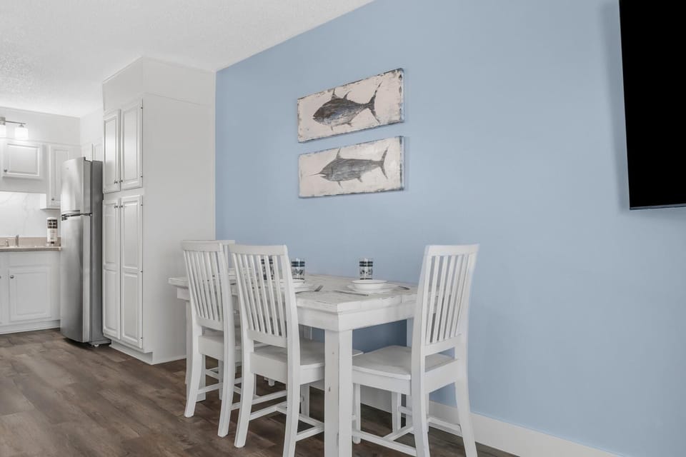 Condo, 1 King Bed with Sofa bed (The Summit 1031) | Dining