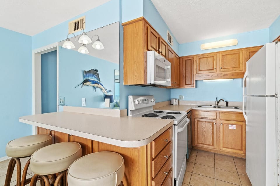Condo, 1 King Bed with Sofa bed (The Summit 1021) | Private kitchen
