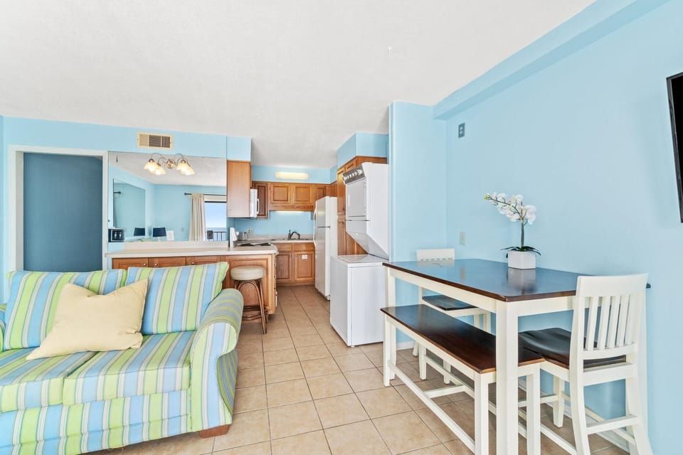 Condo, 1 King Bed with Sofa bed (The Summit 1021) | Dining