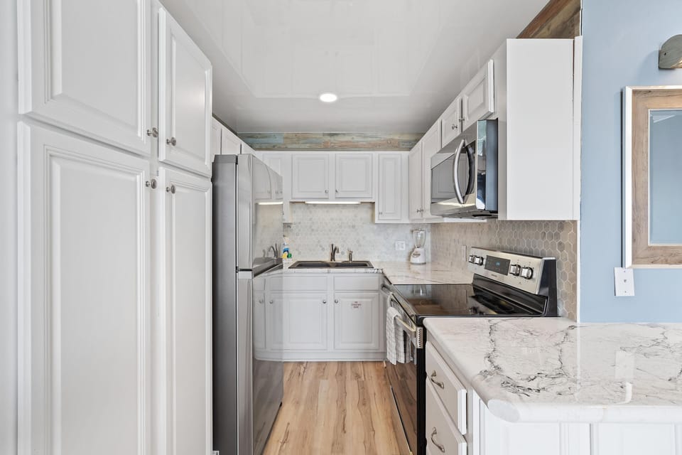 Condo, 1 King Bed with Sofa bed (The Summit 1408) | Private kitchen