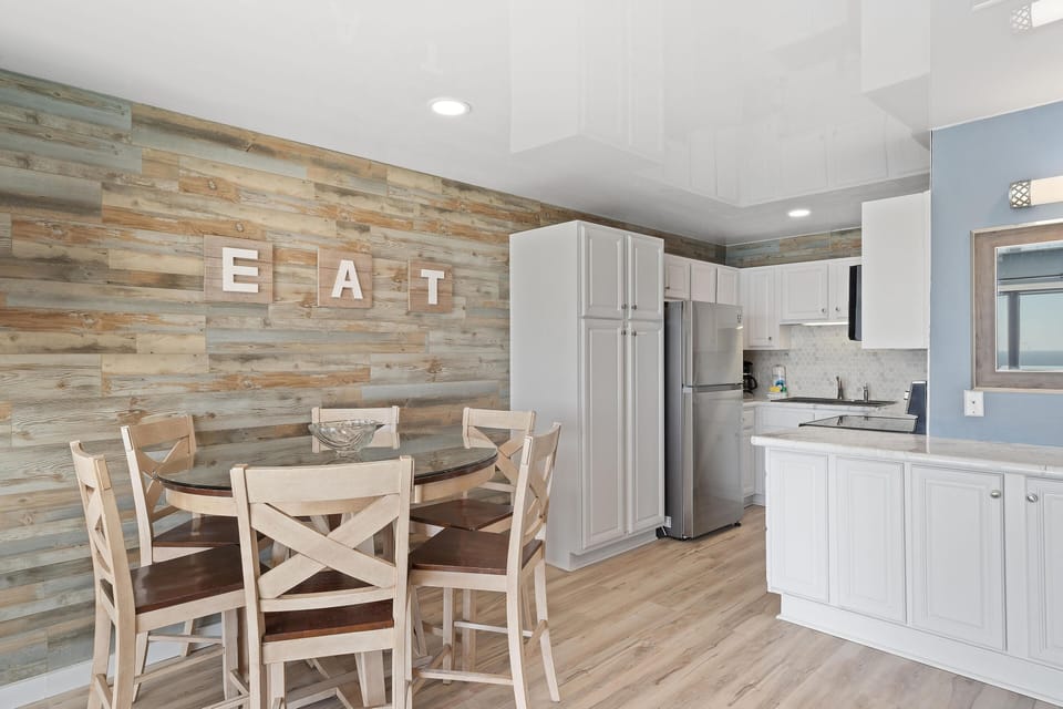 Condo, 1 King Bed with Sofa bed (The Summit 1408) | Private kitchen