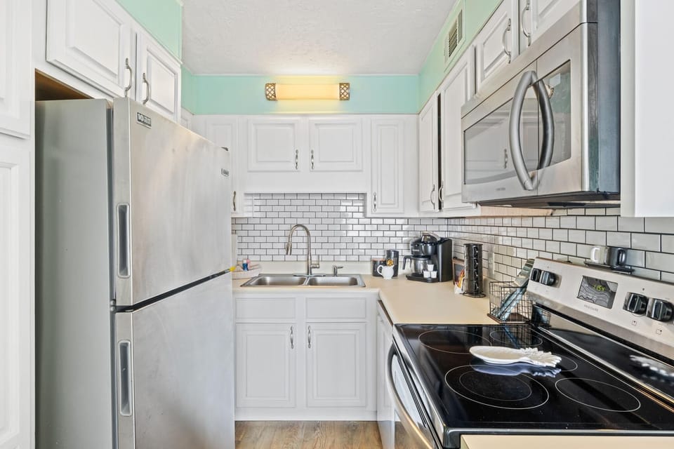 Condo, 1 King Bed with Sofa bed (The Summit 1322) | Private kitchen | Oven, stovetop, dishwasher, toaster