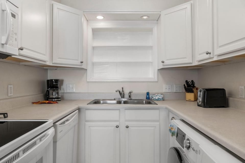 Condo, 1 King Bed with Sofa bed (The Summit 321) | Private kitchen