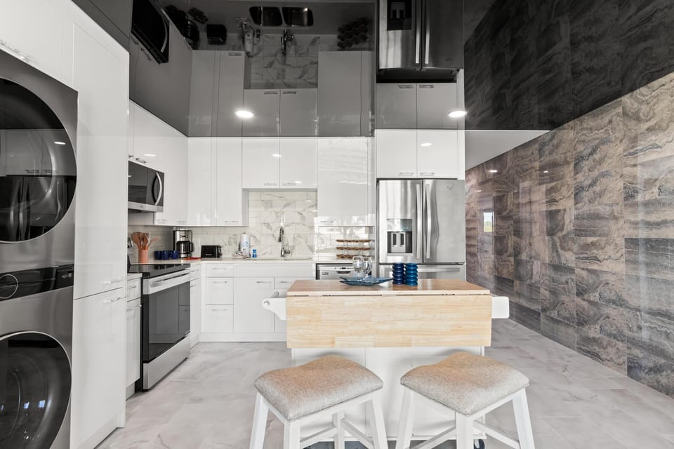 Condo, 1 King Bed with Sofa bed (The Summit 306) | Private kitchen