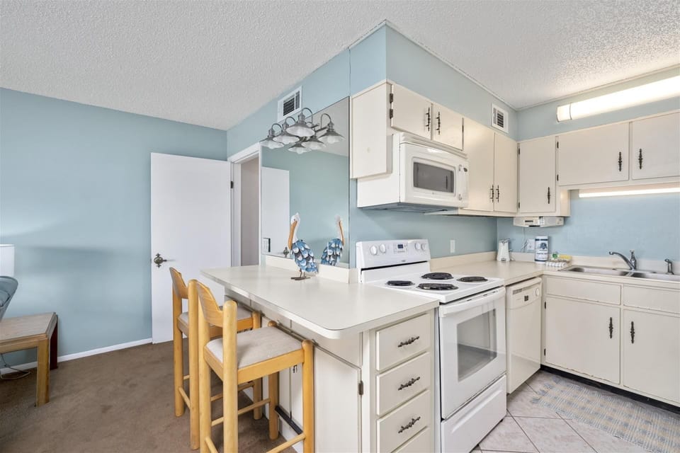 Condo, 1 King Bed with Sofa bed (The Summit 613) | Private kitchen