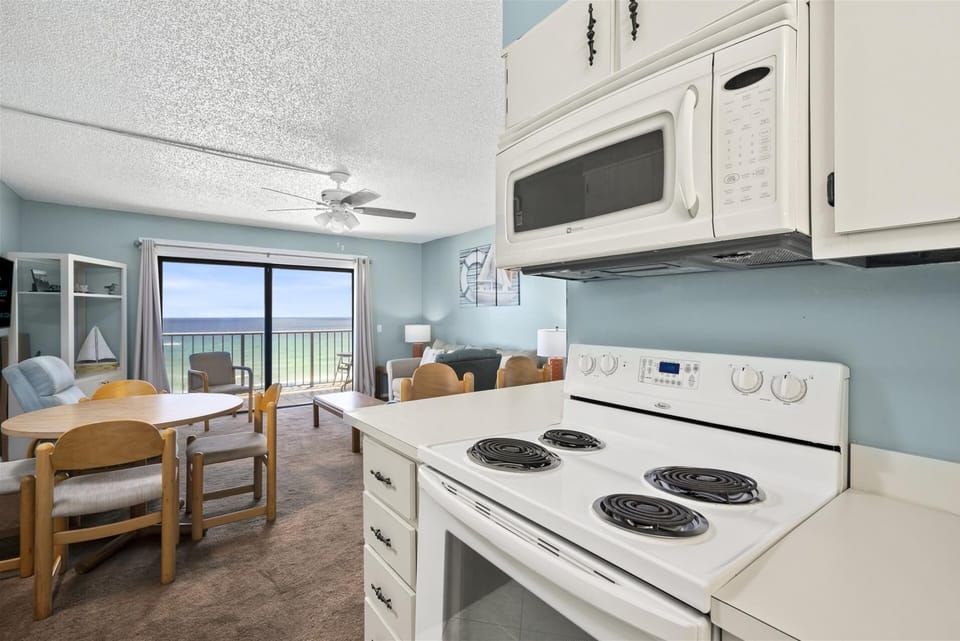 Condo, 1 King Bed with Sofa bed (The Summit 613) | Private kitchen