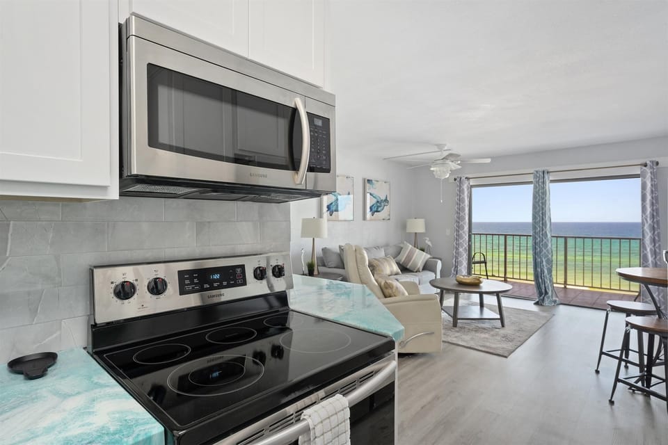 Condo, 1 King Bed with Sofa bed (The Summit 626) | Private kitchen