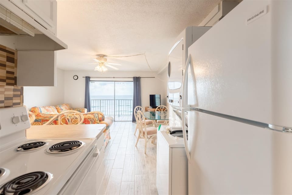 Condo, 1 King Bed with Sofa bed (The Summit 618) | Private kitchen