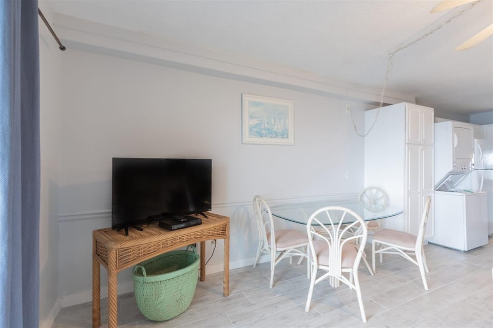 Condo, 1 King Bed with Sofa bed (The Summit 618) | Dining