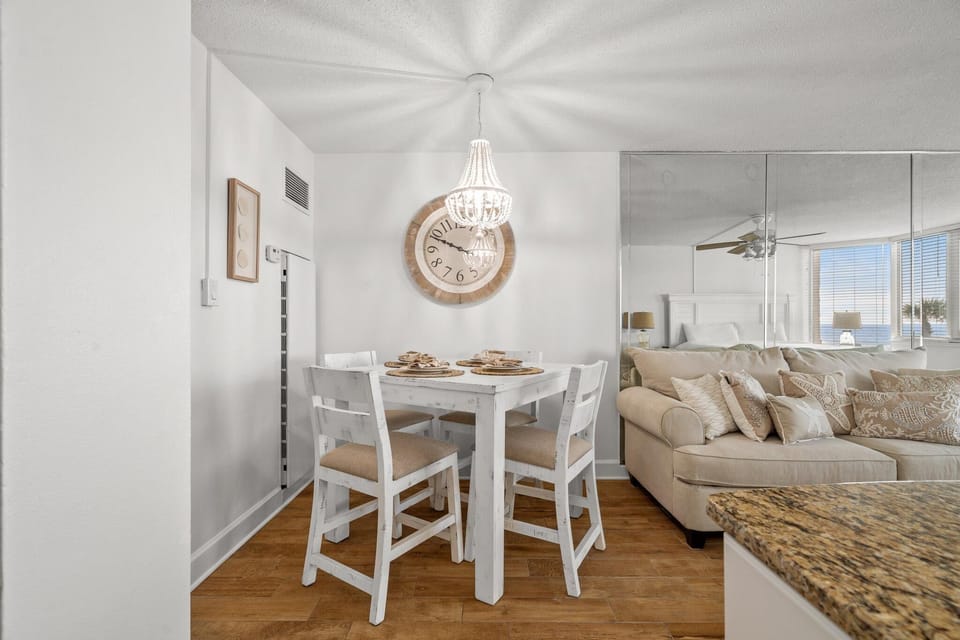 Studio, 1 King Bed with Sofa bed (Top of The Gulf 213) | Dining