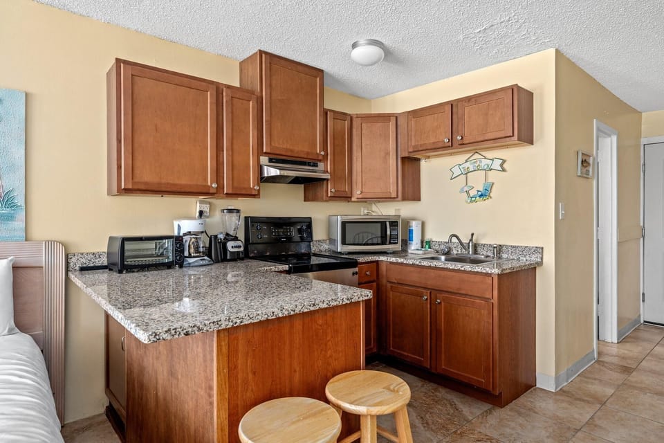 Studio, 2 Queen Beds (Top Of The Gulf 621 ) | Private kitchen