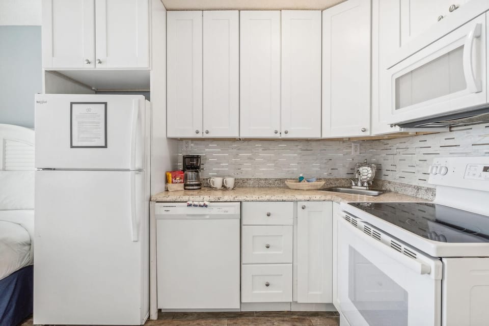 Studio, 2 Queen Beds (Top Of The Gulf 613) | Private kitchen | Oven, toaster