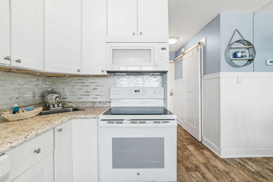 Studio, 2 Queen Beds (Top Of The Gulf 613) | Private kitchen | Oven, toaster