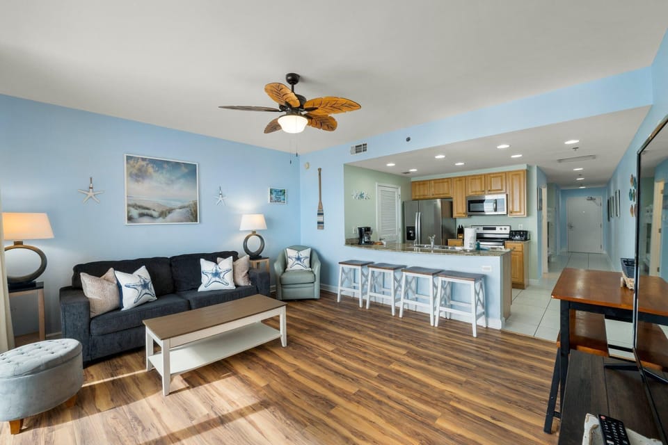 Condo, 1 King Bed with Sofa bed (Splash 804E) | Living area