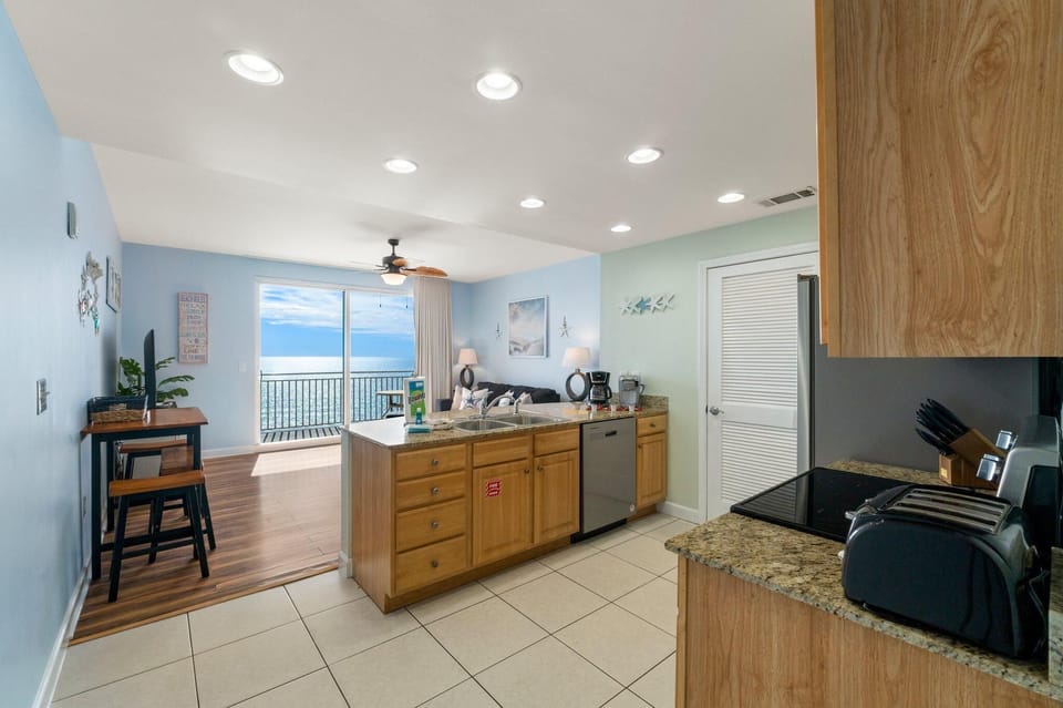 Condo, 1 King Bed with Sofa bed (Splash 804E) | Private kitchen | Stovetop, toaster