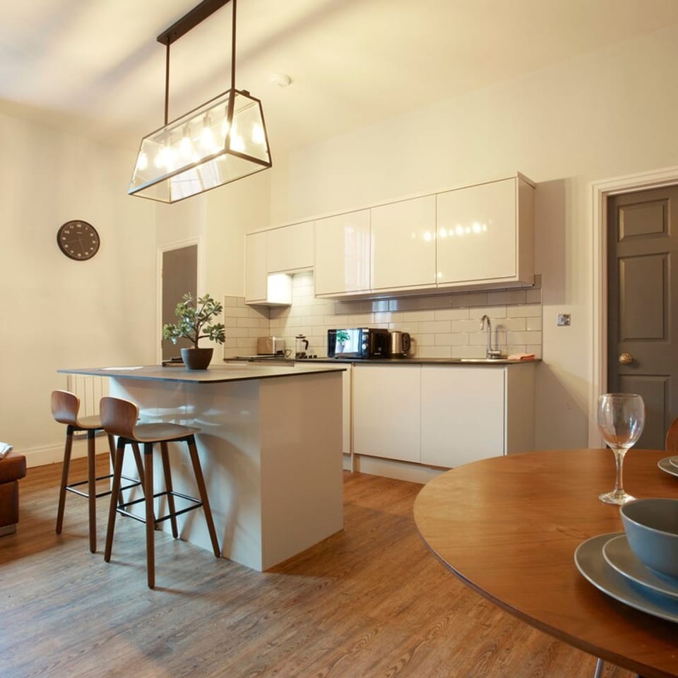 House | 1 bedroom, desk, iron/ironing board