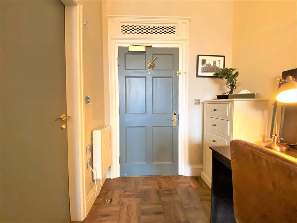 House | 1 bedroom, desk