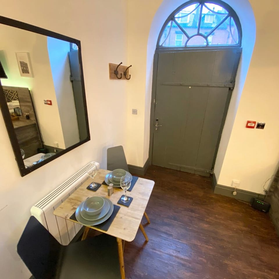 House | 1 bedroom, desk, iron/ironing board