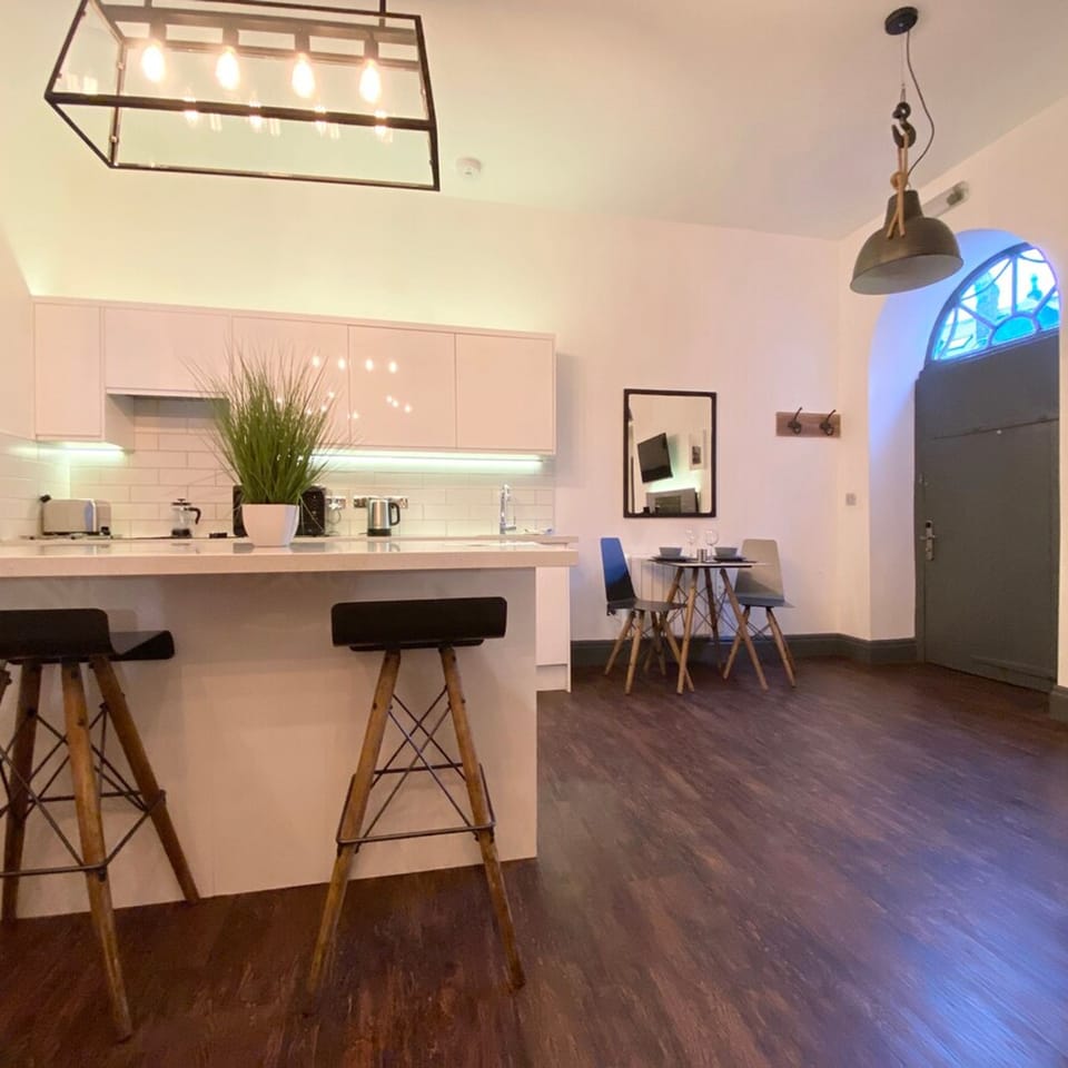 House | 1 bedroom, desk, iron/ironing board