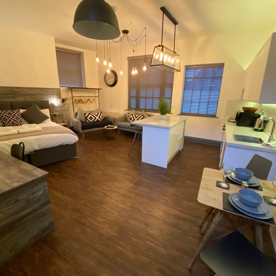 House | 1 bedroom, desk, iron/ironing board