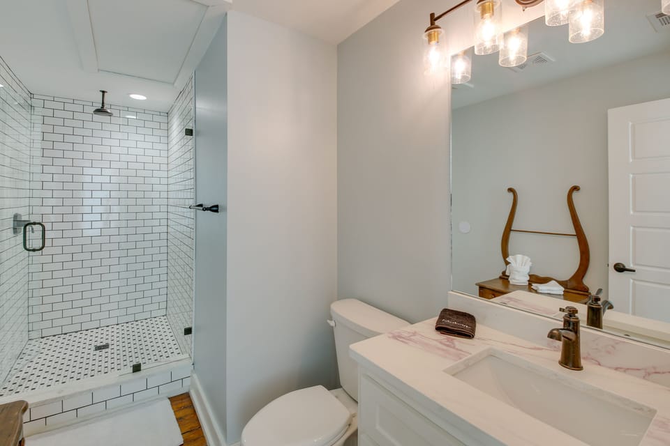 Full Bathroom | Towels Provided | Complimentary Toiletries