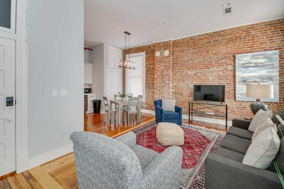 Living Room | Free WiFi | Smart TV | Queen Sleeper Sofa