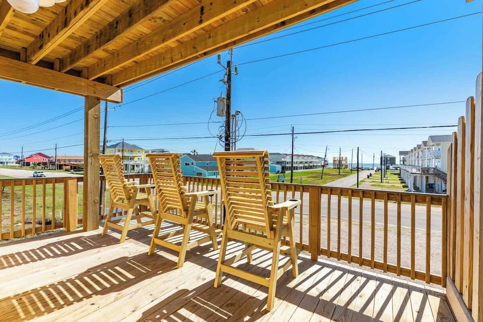 Lower Front Deck w/ Beach View
