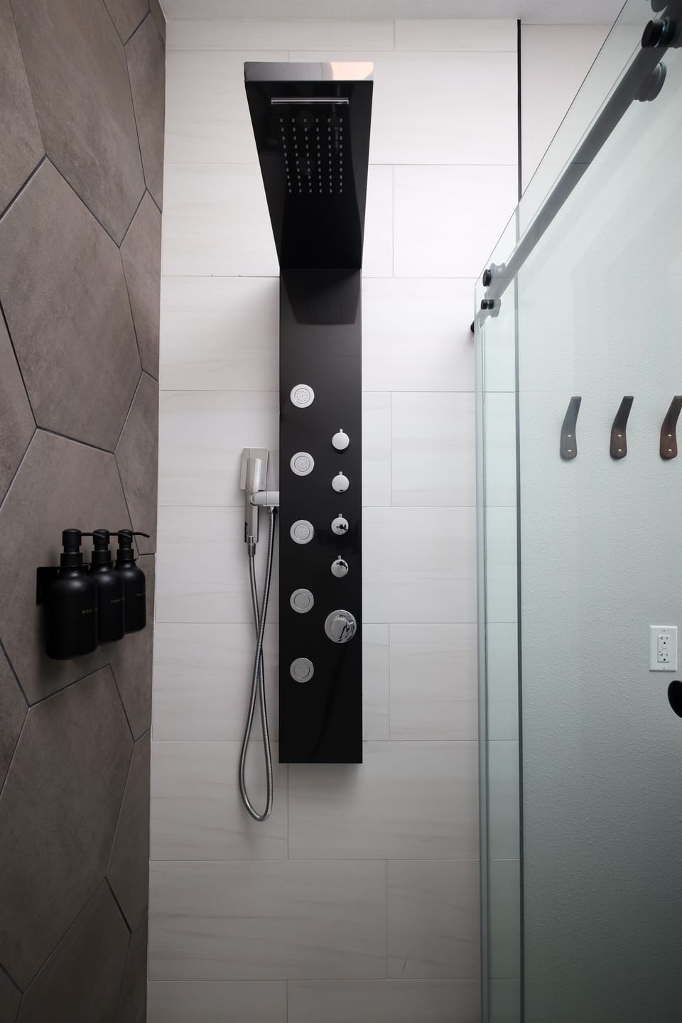 A relaxing rainfall and multi-jet spa shower