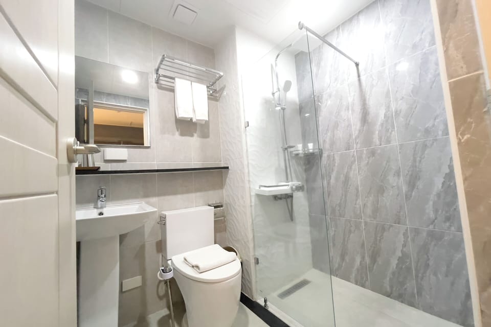 Deluxe Room, 1 King Bed | Bathroom | Shower, rainfall showerhead, free toiletries, slippers