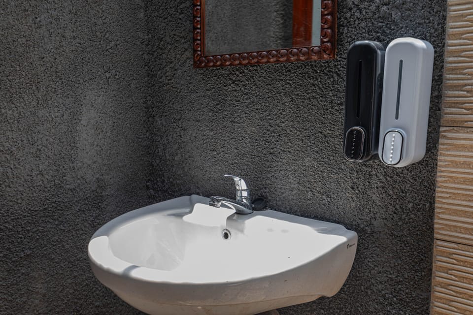Deluxe Double Room | Bathroom | Towels