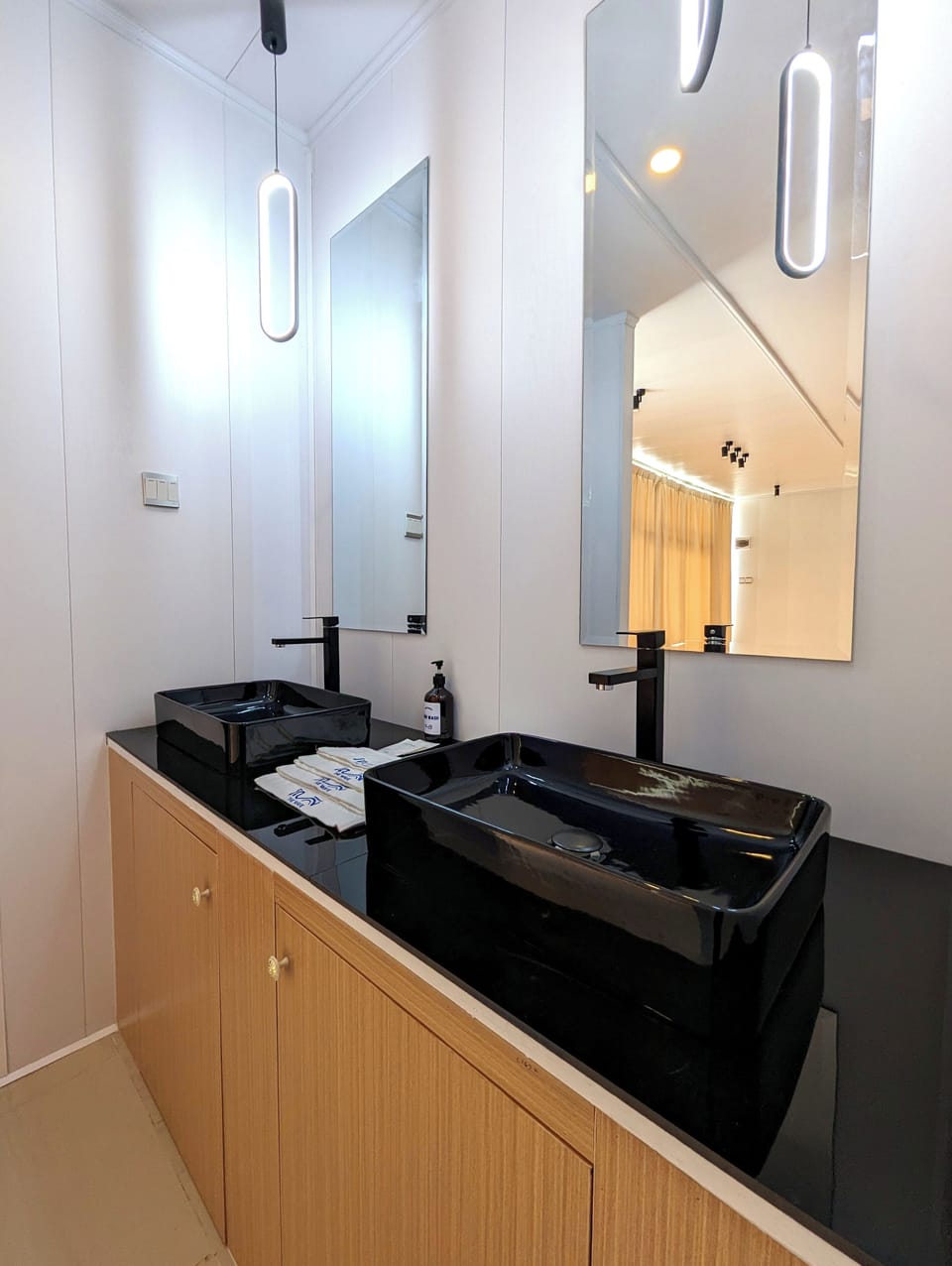 Family Room | Bathroom | Shower, free toiletries, hair dryer, bathrobes