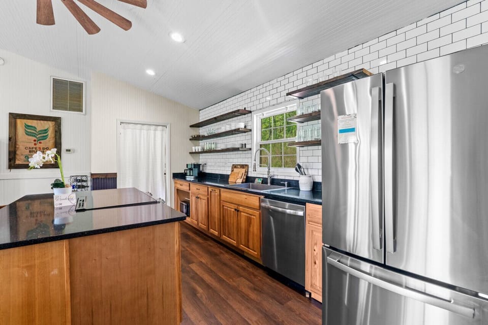 Kitchen W/Stainless Steel Appliances