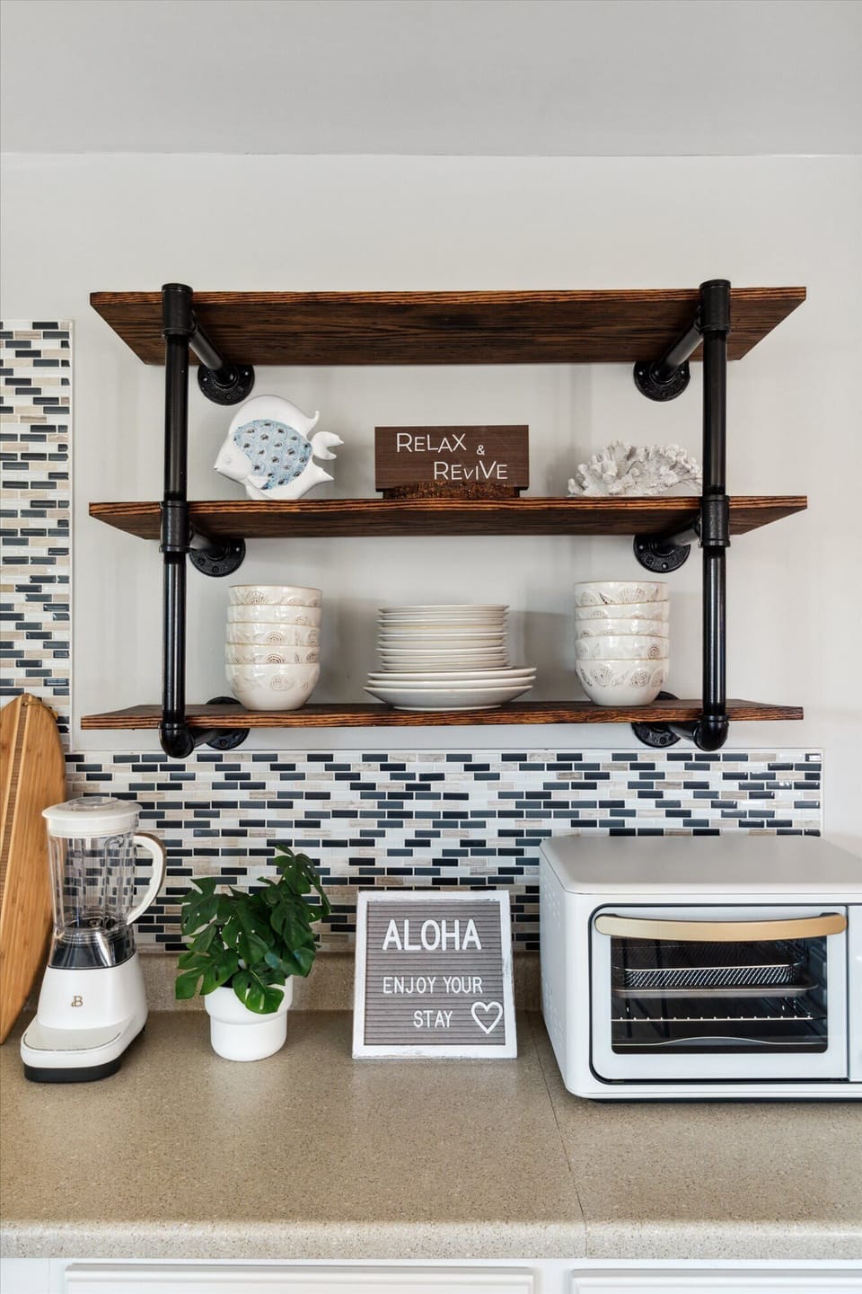 We provide a blender, toaster oven, and more kitchen necessities for your convenience.